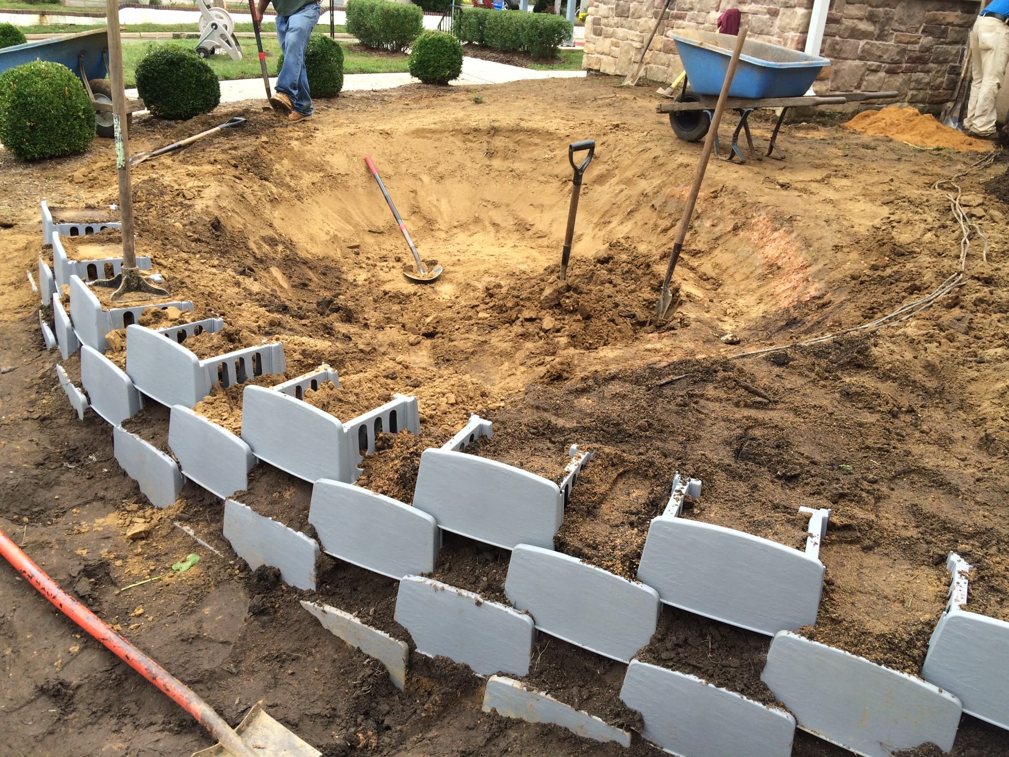Varden Living Retaining Wall blocks in rain garden